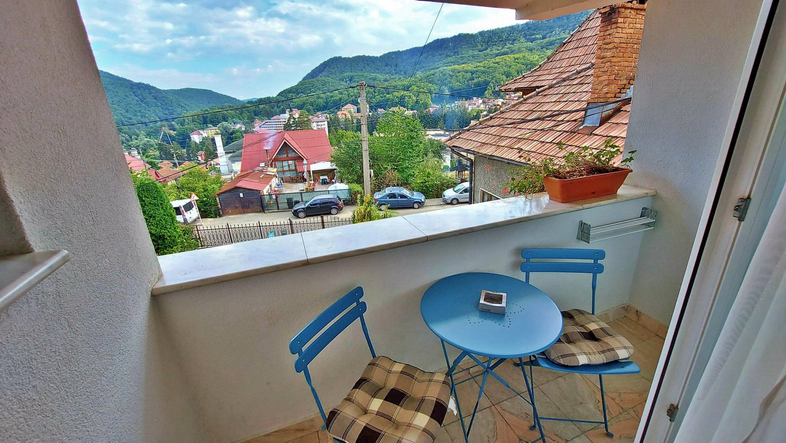 Balcon cu vedere catre statiune Pensiunea Casa Giulia Olanesti