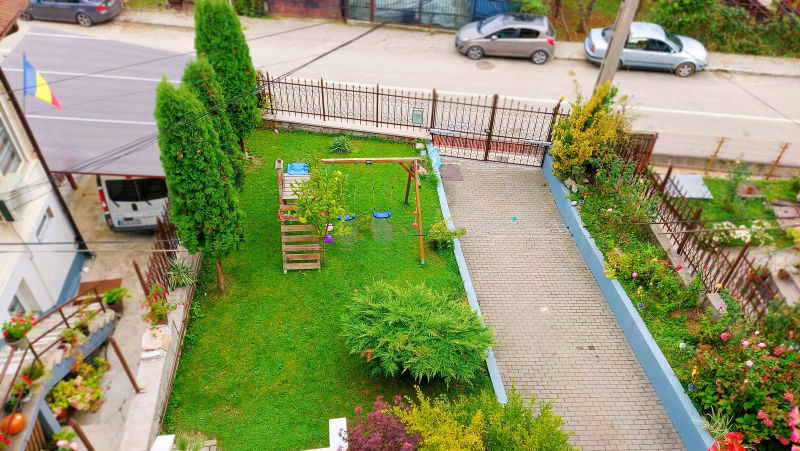 Curtea din fata si locul de joaca Pensiunea Casa Giulia Olanesti