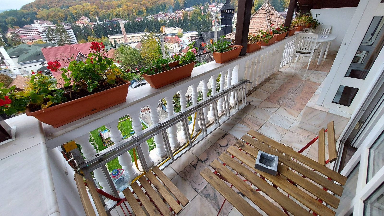 Camera 6 balcon si priveliste spre Baile Olanesti
