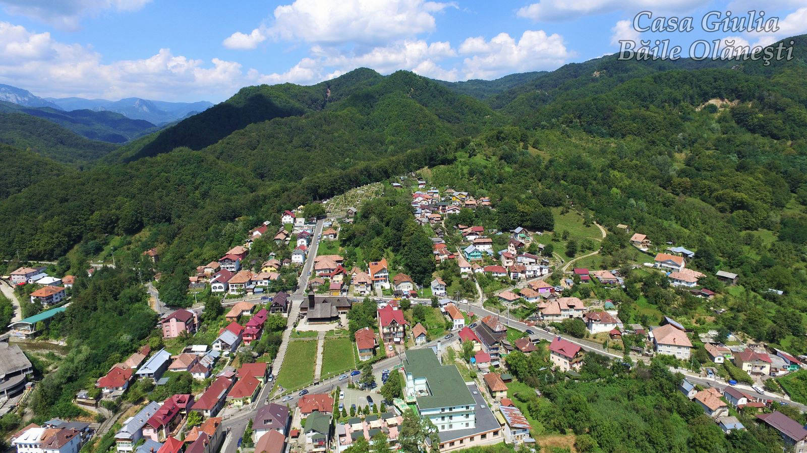 Panorama partiala Baile Olanesti se observa si Casa Giulia